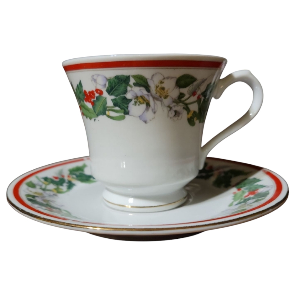 Vtg Lynn's China St Maria Holiday Cup & Saucer Holly Berries Flowers Gold Rim